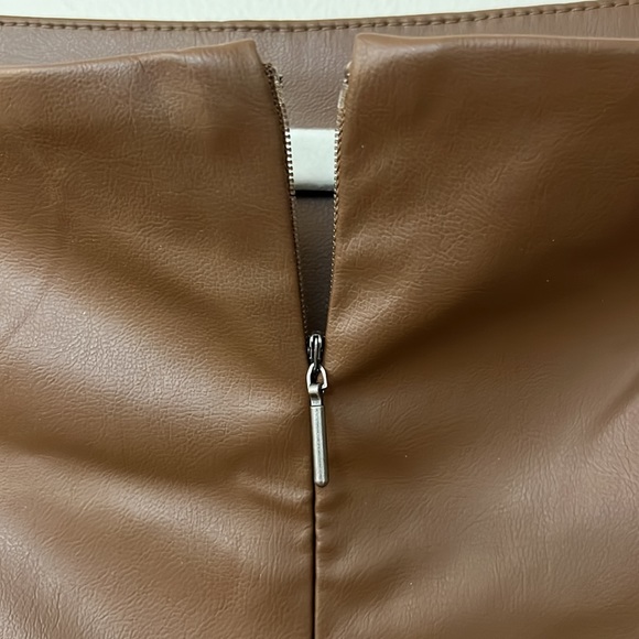 NWT / 7 For All Mankind Asymmetrical  hem, faux leather midi skirt - Size L - Picture 4 of 7